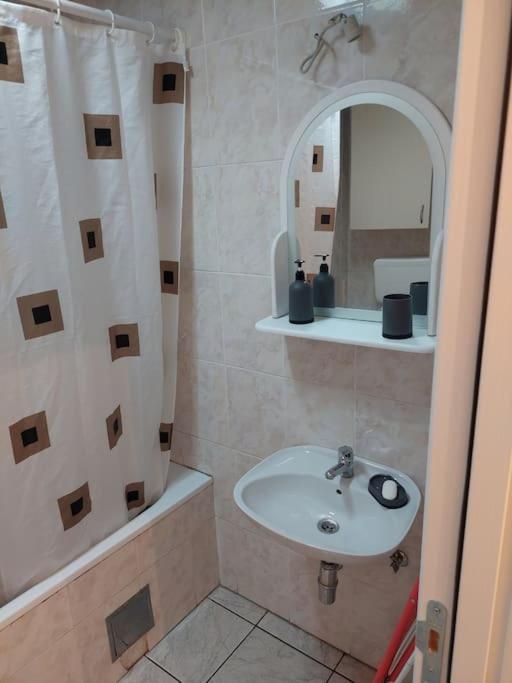 Lovely 1-bedroom In *